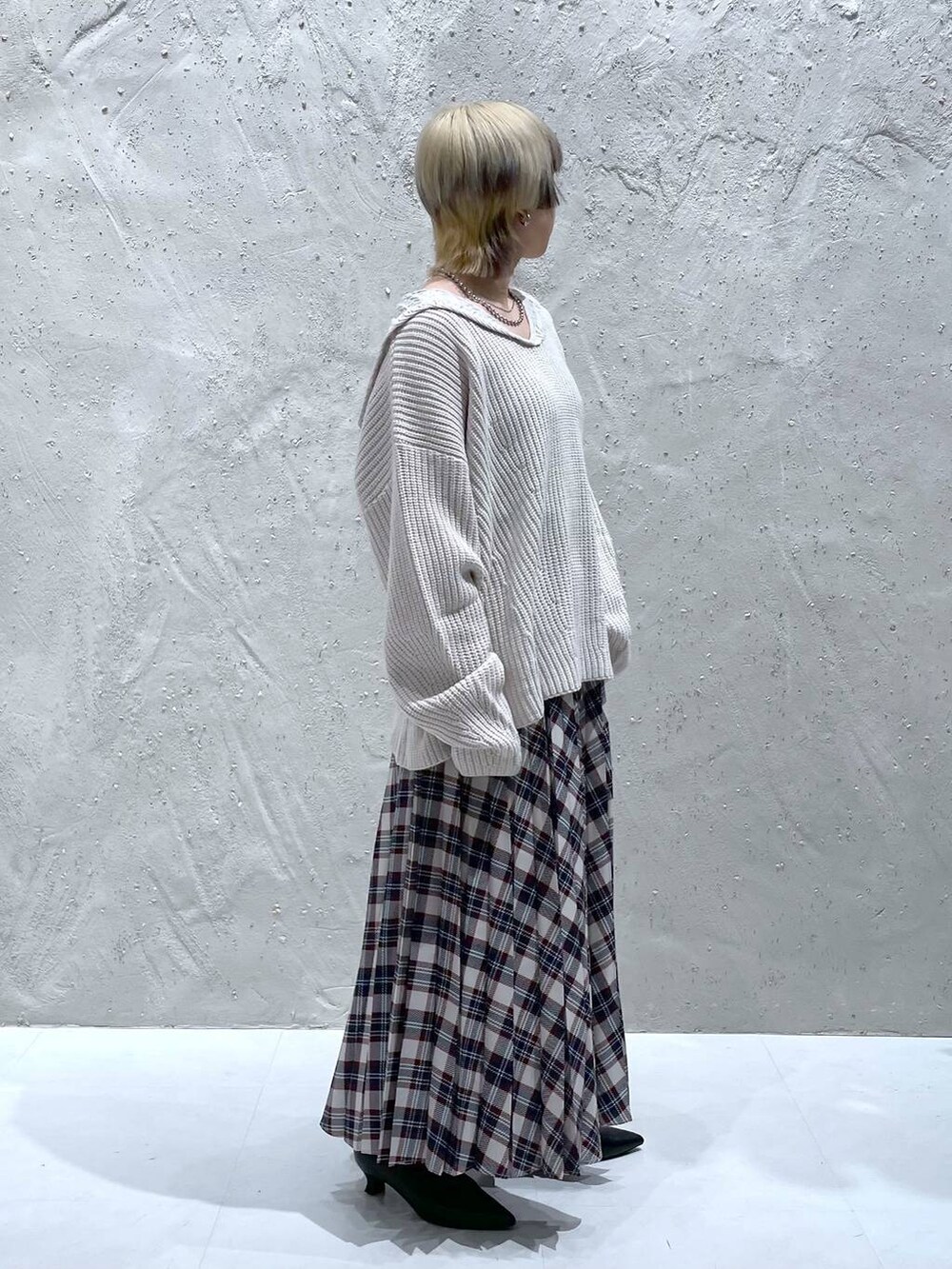 ブラック系のブーツ、その他のスカート、ホワイト系のニット/セーターを着用したレディースの冬コーディネートの3枚目の写真