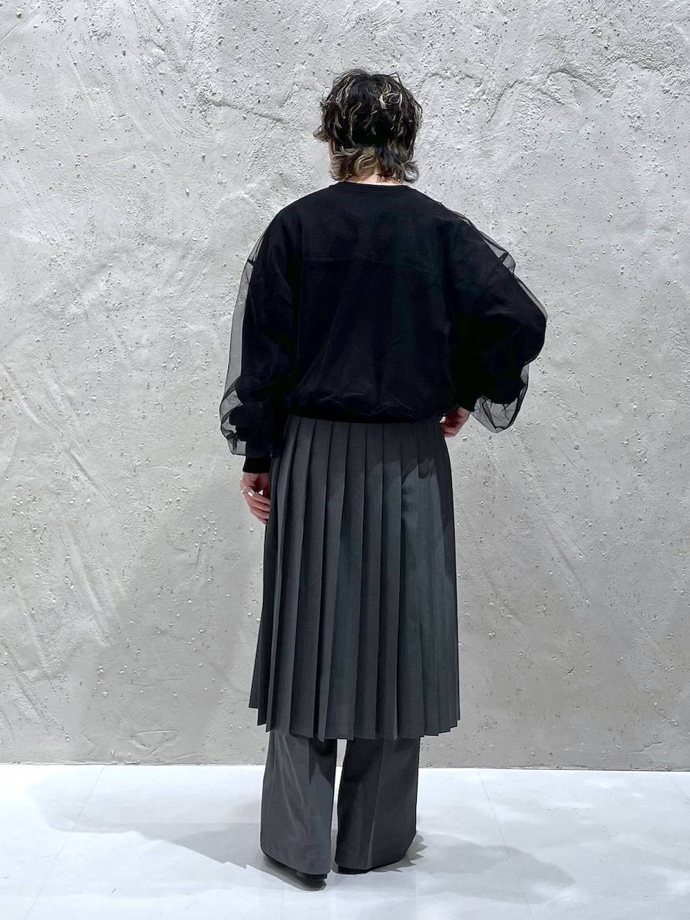 グレー系のその他パンツ、ブラック系のブーツ、ブラック系のTシャツ/カットソーを着用したレディースの冬コーディネートの3枚目の写真