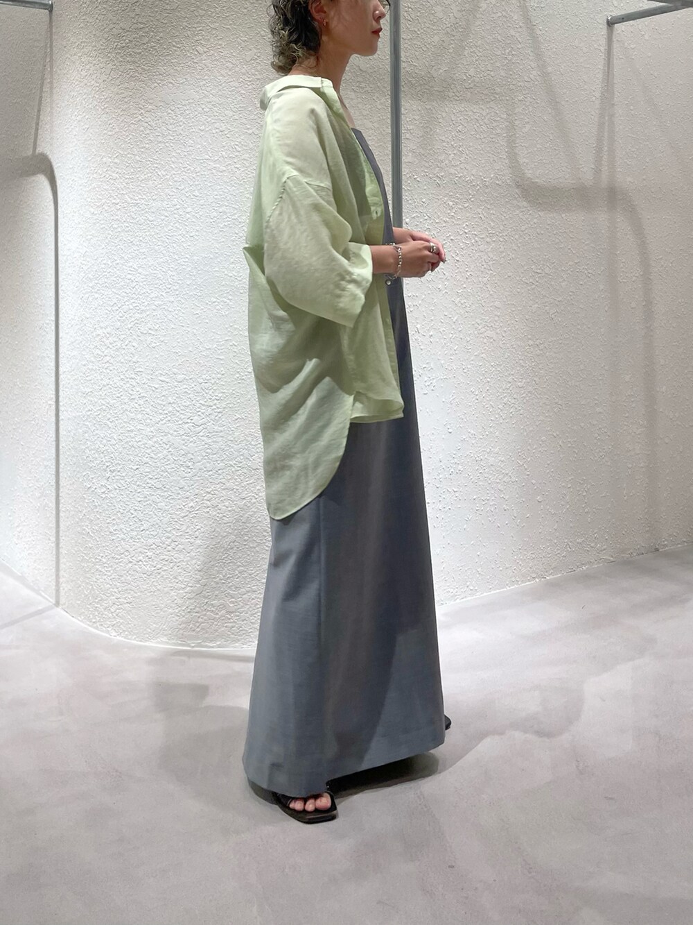 イエロー系のシャツ/ブラウス、グレー系のワンピースを着用したレディースの夏コーディネートの2枚目の写真