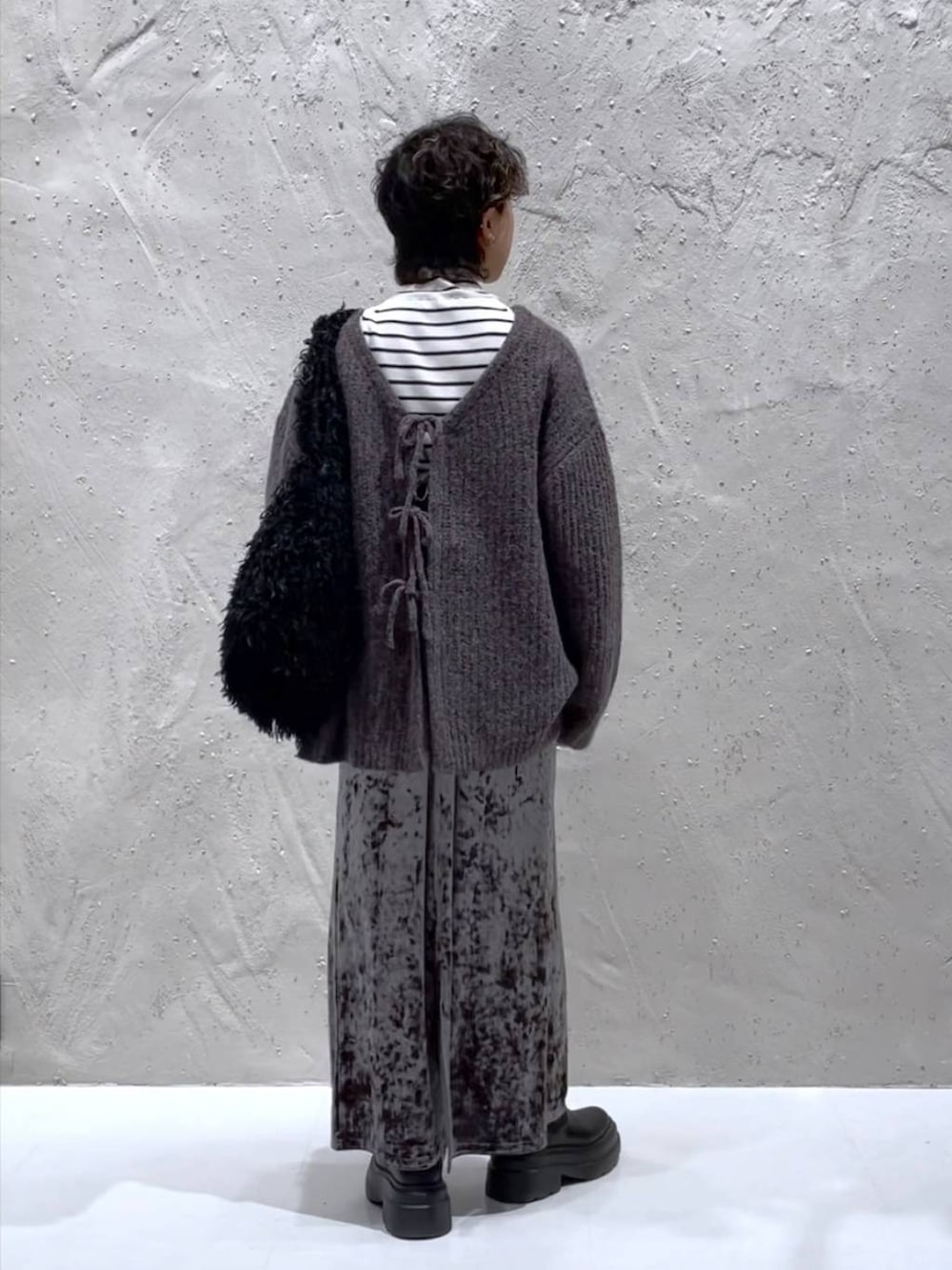 グレー系のワンピース、グレー系のニット/セーター、グレー系のTシャツ/カットソーを着用したレディースの冬コーディネートの3枚目の写真