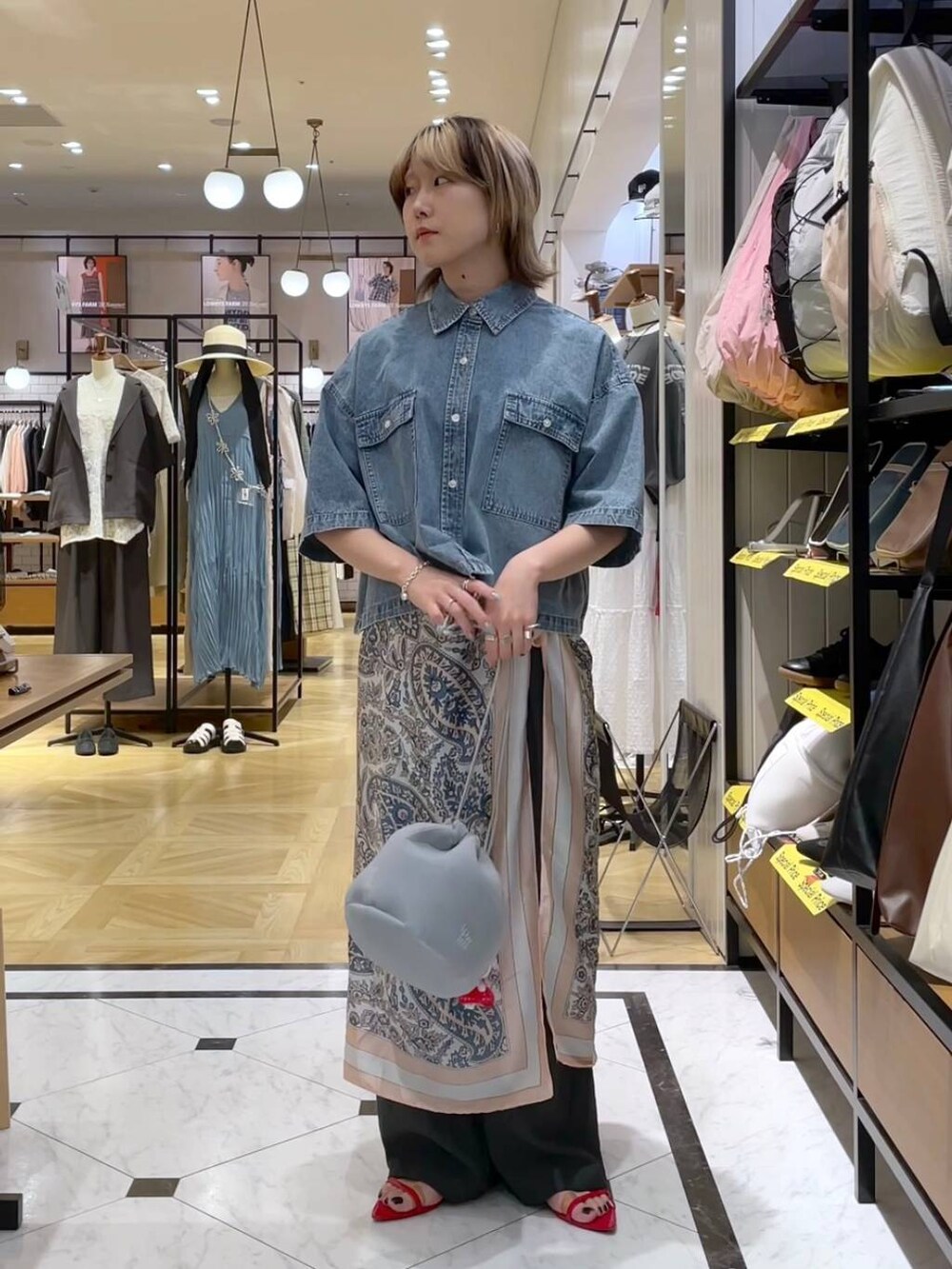レッド系のサンダル、グレー系のショルダーバッグ、ブルー系のシャツ/ブラウスを着用したレディースの春コーディネートの5枚目の写真