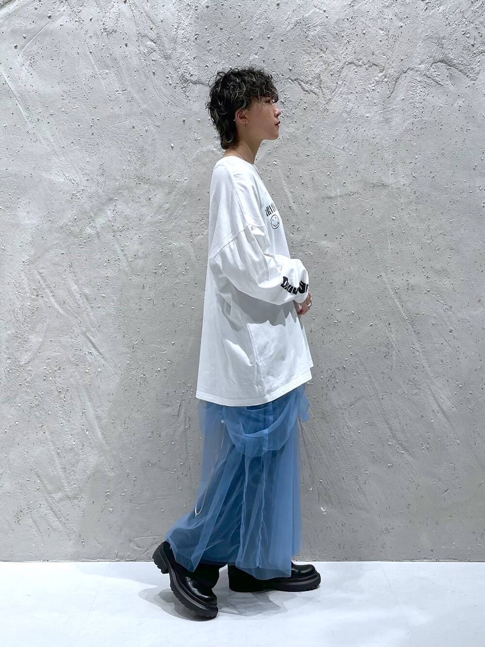 ブラック系のその他シューズ、ブラック系のその他パンツ、ブルー系のスカートを着用したレディースの秋コーディネートの2枚目の写真