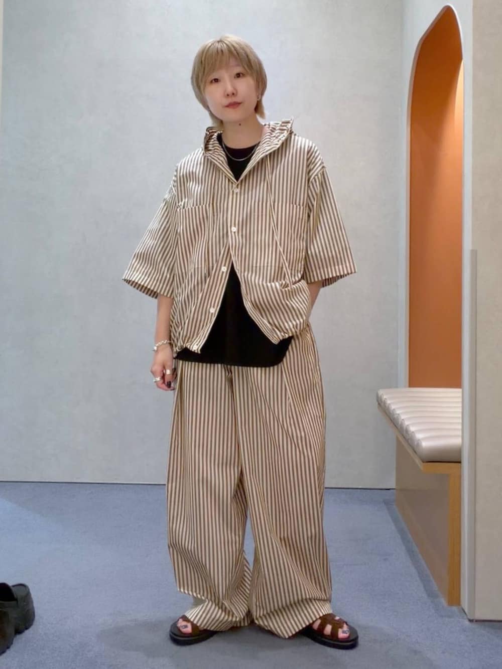 ブラウン系のサンダル、ブラック系のTシャツ/カットソー、ブラウン系のシャツ/ブラウスを着用したメンズの夏コーディネートの4枚目の写真