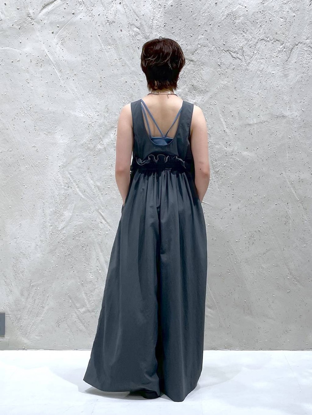 ブラック系のスニーカー、グレー系のワンピースを着用したレディースの夏コーディネートの3枚目の写真