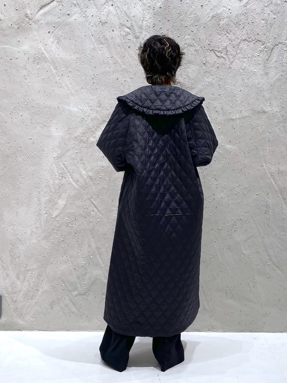 ブラック系のナイロンジャケット、ブルー系のニット/セーター、ブルー系のその他パンツを着用したレディースの秋コーディネートの3枚目の写真