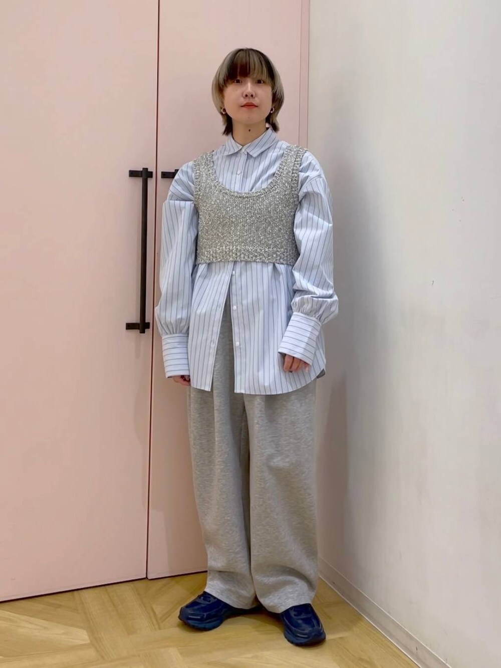 ブルー系のシャツ/ブラウス、グレー系のスウェットパンツ、グレー系のニット/セーターを着用したレディースの冬コーディネートの5枚目の写真