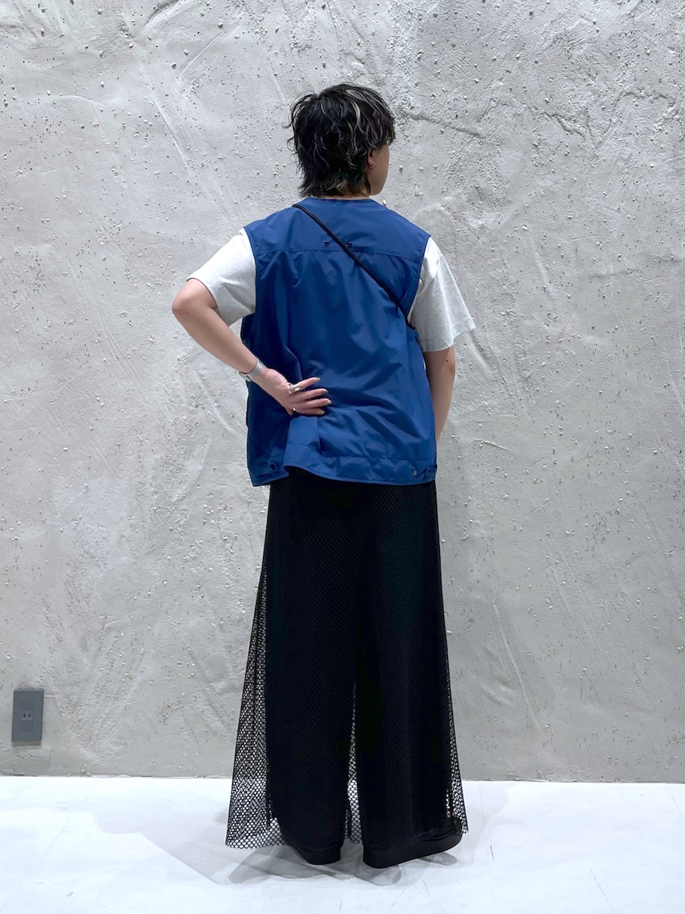グレー系のTシャツ/カットソー、ブルー系のその他アウター、ブラック系のショルダーバッグを着用したレディースの春コーディネートの2枚目の写真
