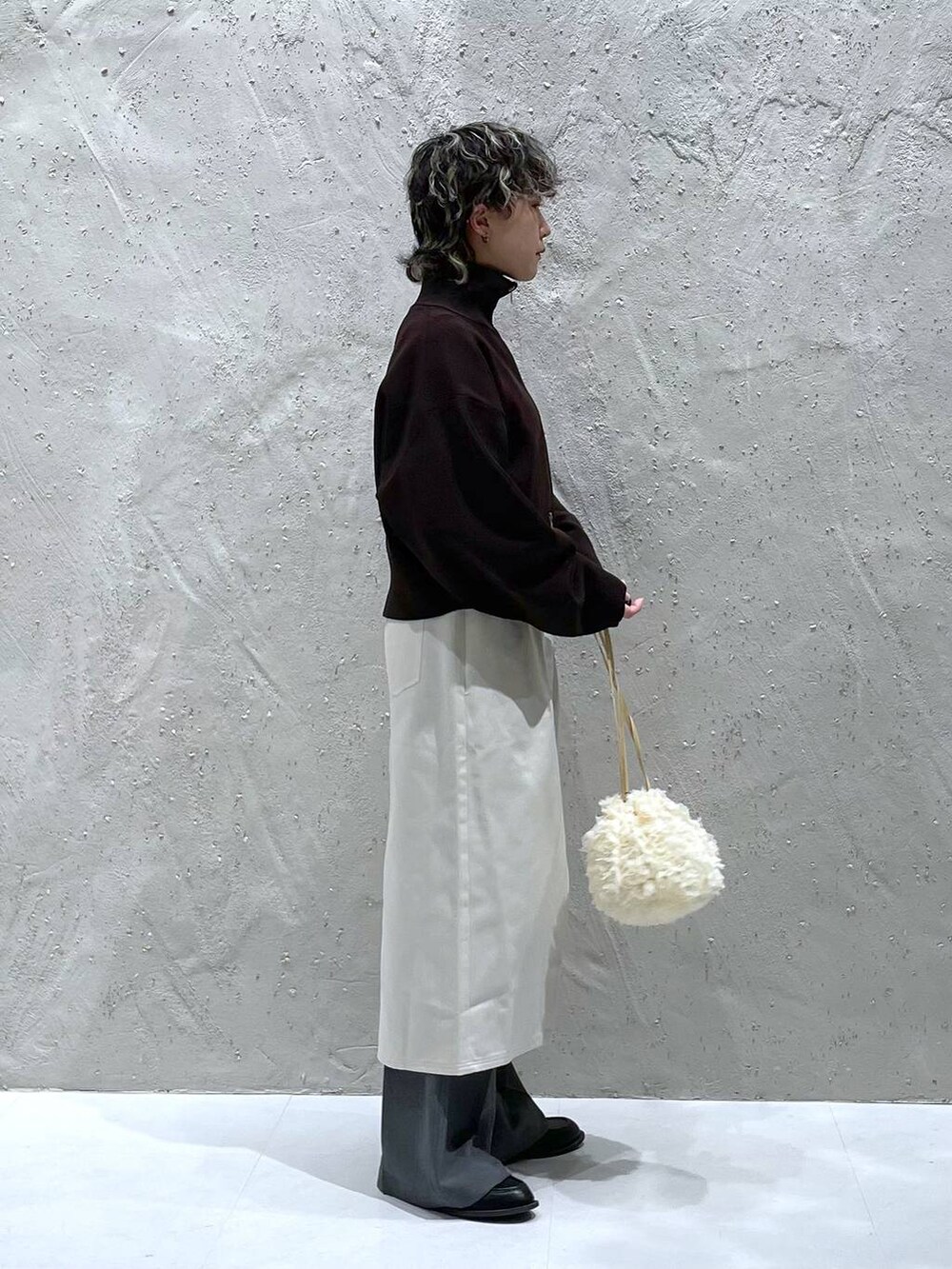 グレー系のその他パンツ、ベージュ系のスカート、ホワイト系のハンドバッグを着用したレディースの春コーディネートの4枚目の写真