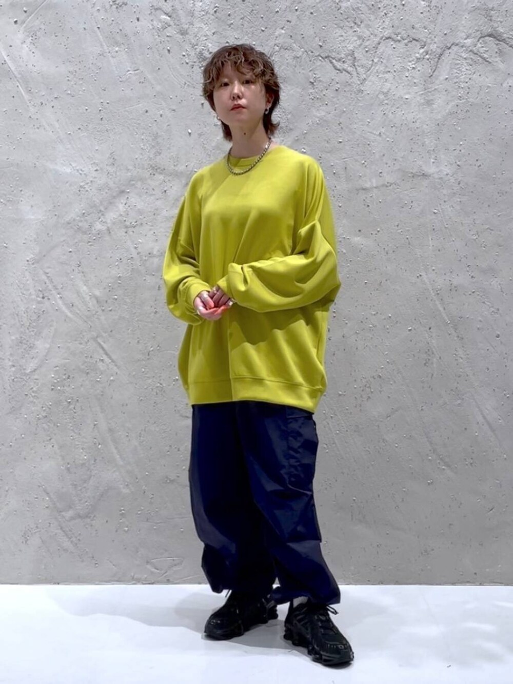 イエロー系のTシャツ/カットソー、ブルー系のカーゴパンツを着用したレディースの秋コーディネートの5枚目の写真