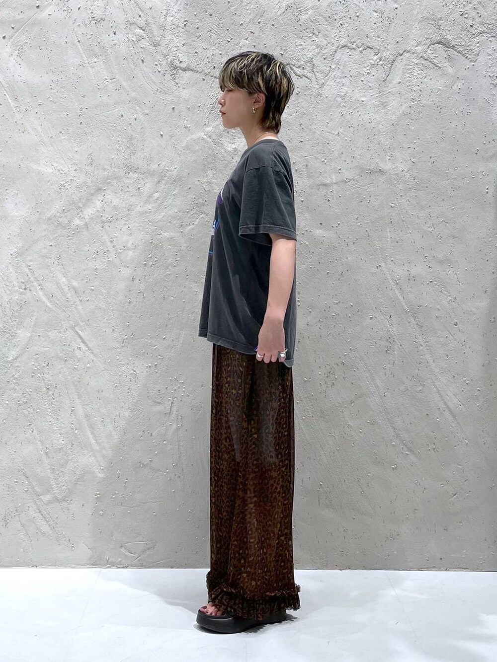 ブラック系のサンダル、その他のその他パンツ、ブラック系のTシャツ/カットソーを着用したレディースの夏コーディネートの4枚目の写真