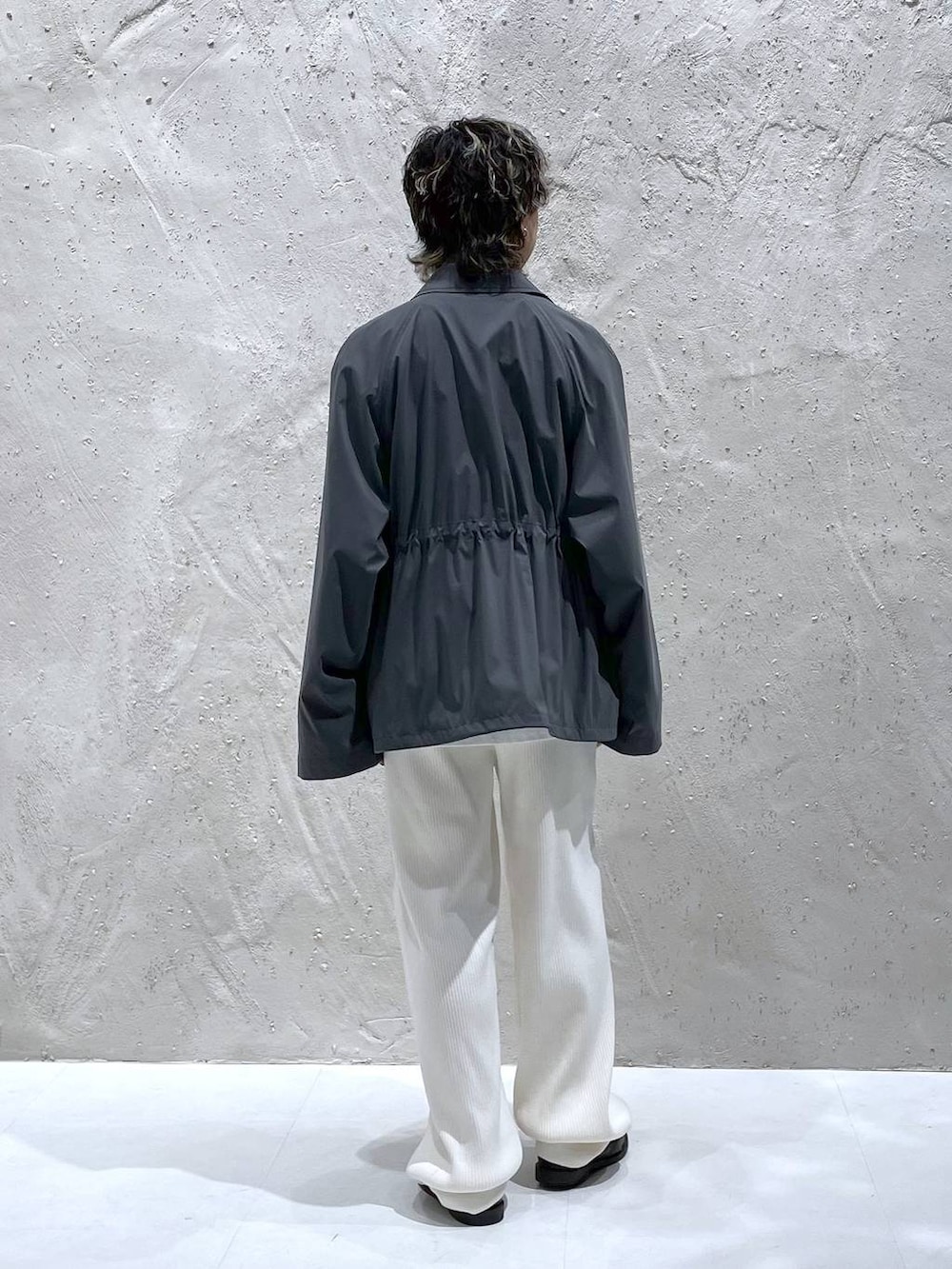 ホワイト系のTシャツ/カットソー、ホワイト系のスウェットパンツ、グレー系のブルゾンを着用したレディースの冬コーディネートの3枚目の写真