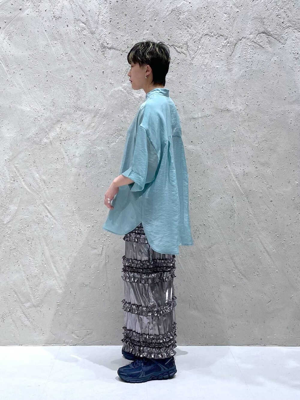 シルバー系のスカート、ブルー系のシャツ/ブラウスを着用したレディースの夏コーディネートの4枚目の写真