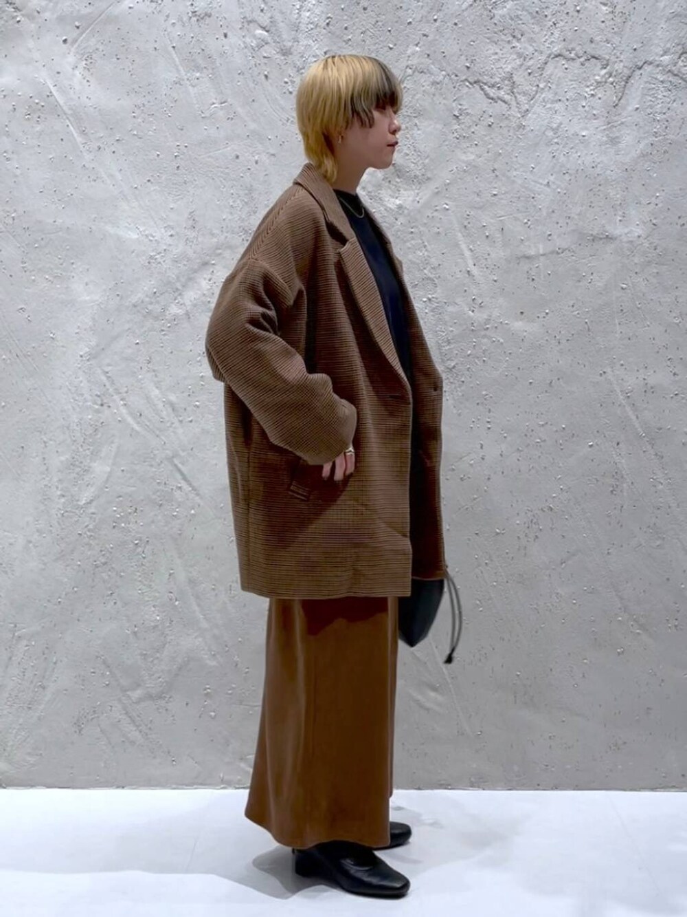 その他のテーラードジャケット、ブラック系のショルダーバッグ、ブラック系のブーツを着用したレディースの秋コーディネートの4枚目の写真