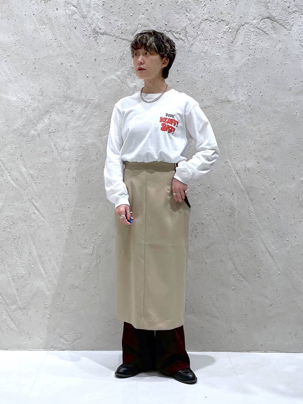 ベージュ系のスカート、ブラウン系のその他パンツ、ホワイト系のTシャツ/カットソーを着用したレディースの春コーディネートの6枚目の写真