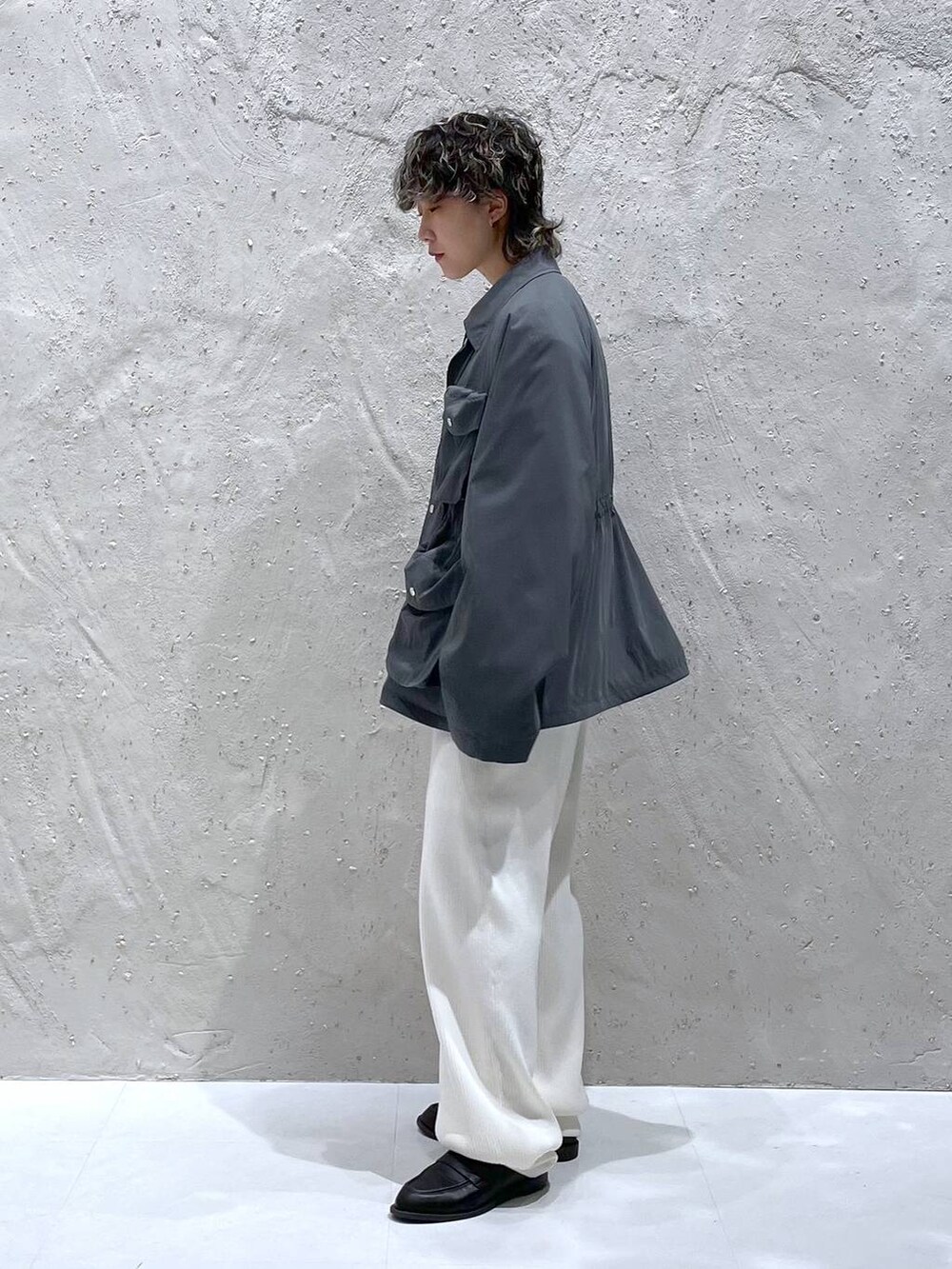 ホワイト系のTシャツ/カットソー、ホワイト系のスウェットパンツ、グレー系のブルゾンを着用したレディースの冬コーディネートの2枚目の写真