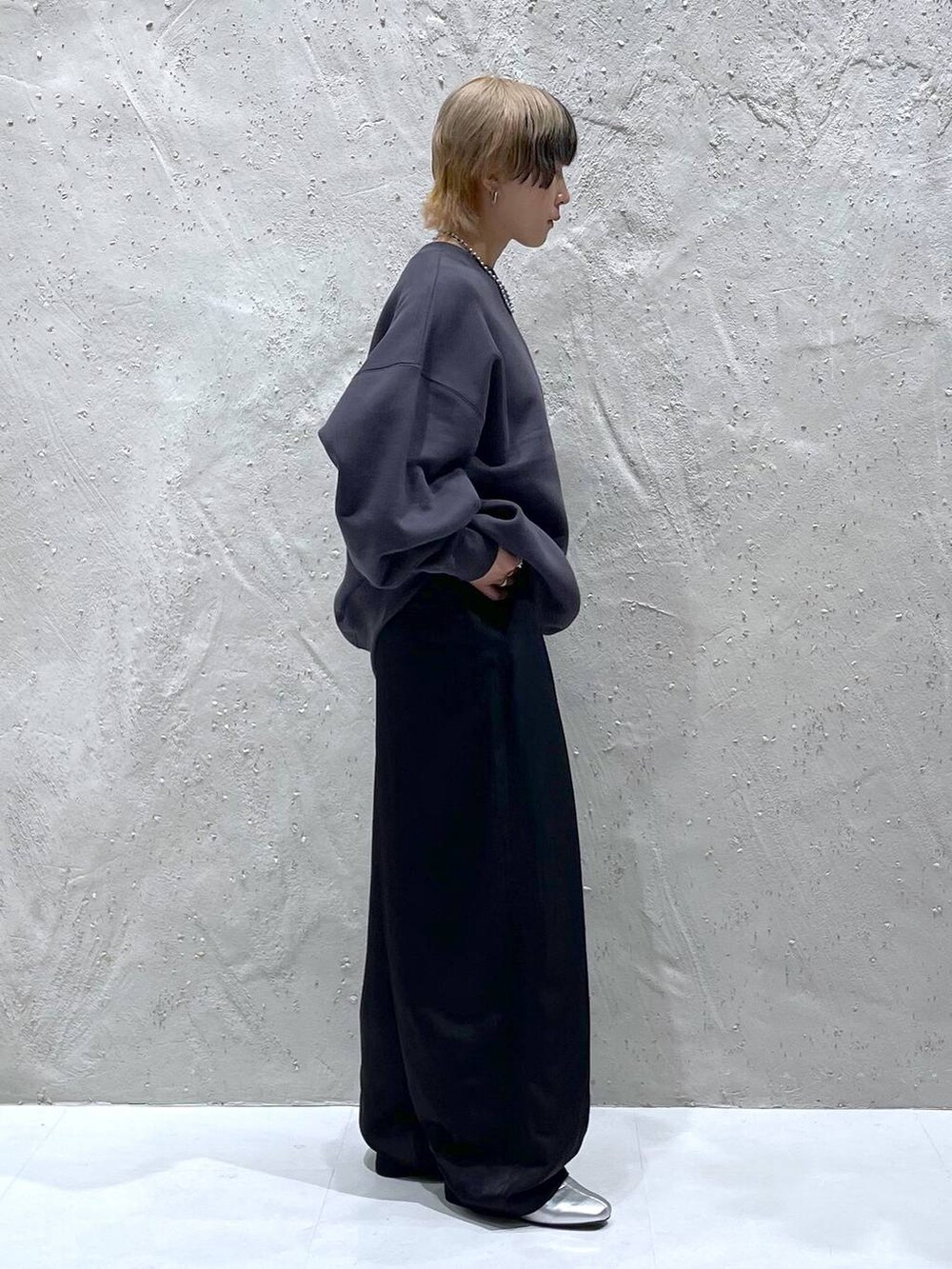 シルバー系のブーツ、ブラック系のその他パンツ、グレー系のスウェットを着用したレディースの秋コーディネートの2枚目の写真