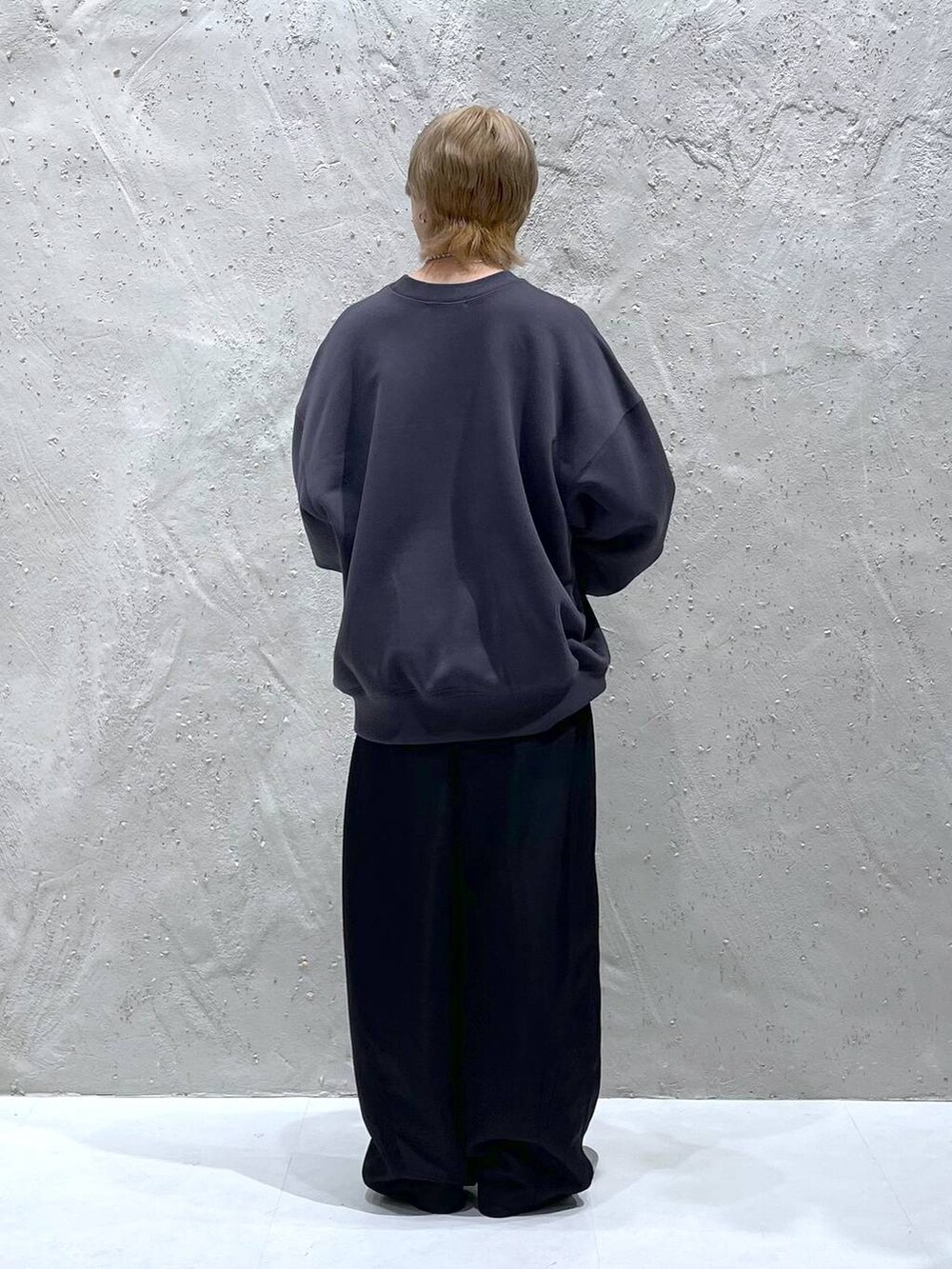 シルバー系のブーツ、ブラック系のその他パンツ、グレー系のスウェットを着用したレディースの秋コーディネートの3枚目の写真