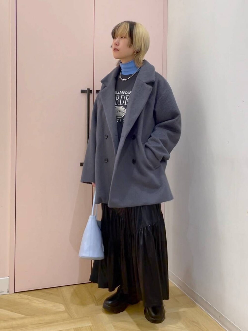 ブラック系のブーツ、グレー系のスウェット、ブルー系のTシャツ/カットソーを着用したレディースの冬コーディネートの7枚目の写真