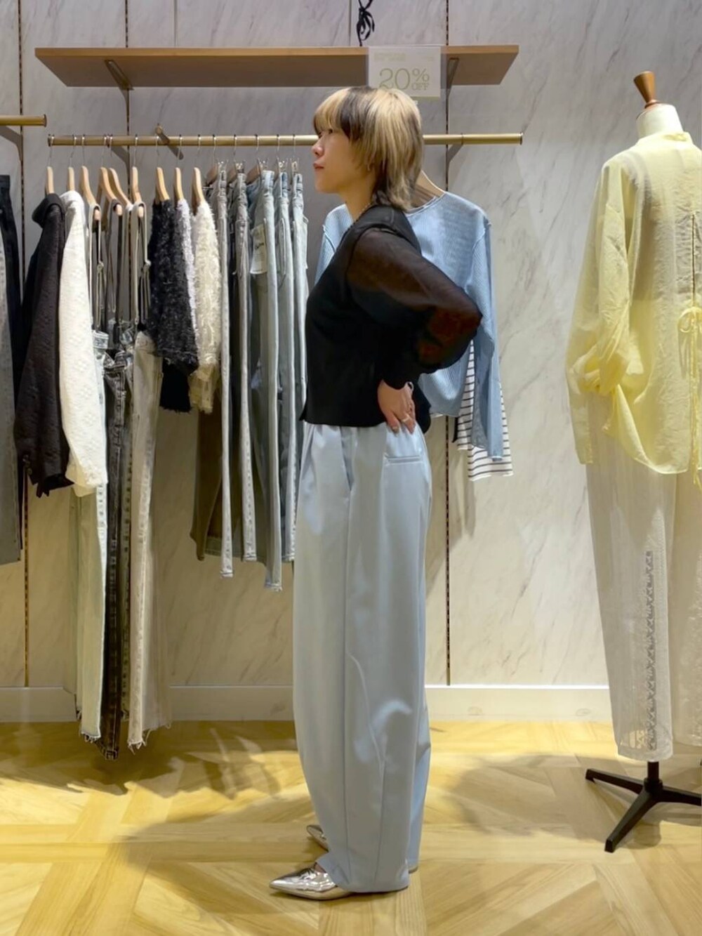 シルバー系のショルダーバッグ、シルバー系のパンプス、ブルー系のその他パンツを着用したレディースの春コーディネートの2枚目の写真