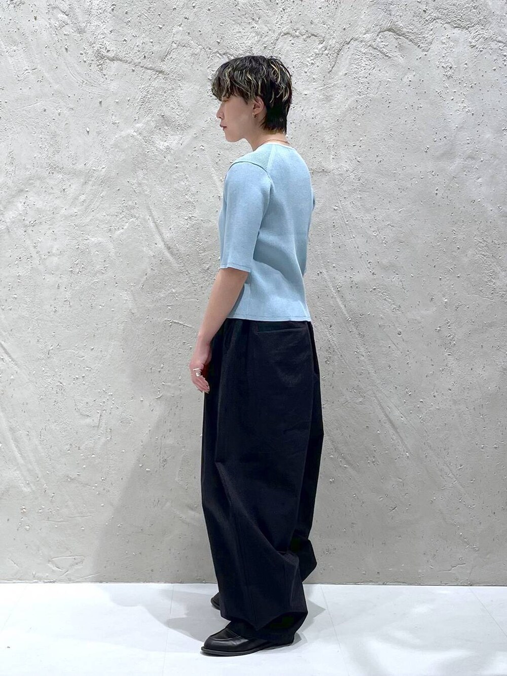 ブルー系のカーディガン/ボレロ、ブラック系のその他パンツを着用したレディースの春コーディネートの4枚目の写真