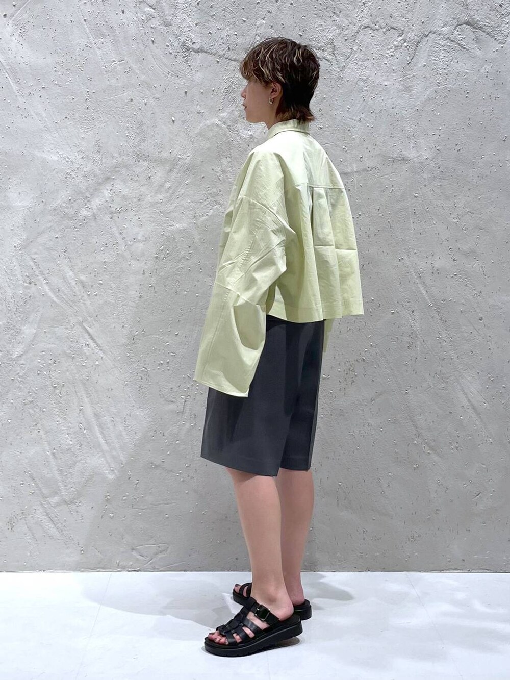 ブラック系のスニーカー、グレー系のその他パンツ、イエロー系のシャツ/ブラウスを着用したレディースの夏コーディネートの4枚目の写真