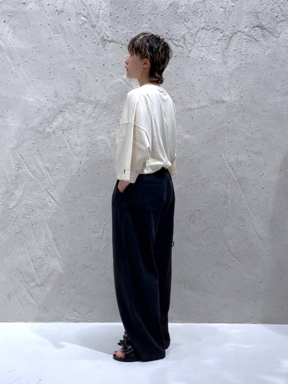 ホワイト系のTシャツ/カットソー、ブラック系のサンダル、ブラック系のショルダーバッグを着用したレディースの夏コーディネートの2枚目の写真