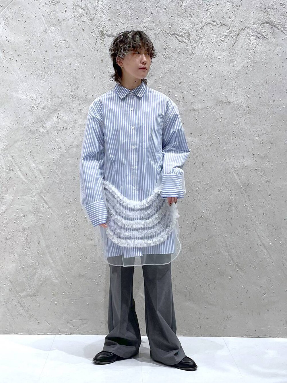 グレー系のその他パンツ、ブルー系のシャツ/ブラウス、ホワイト系のシャツ/ブラウスを着用したレディースの春コーディネートの5枚目の写真