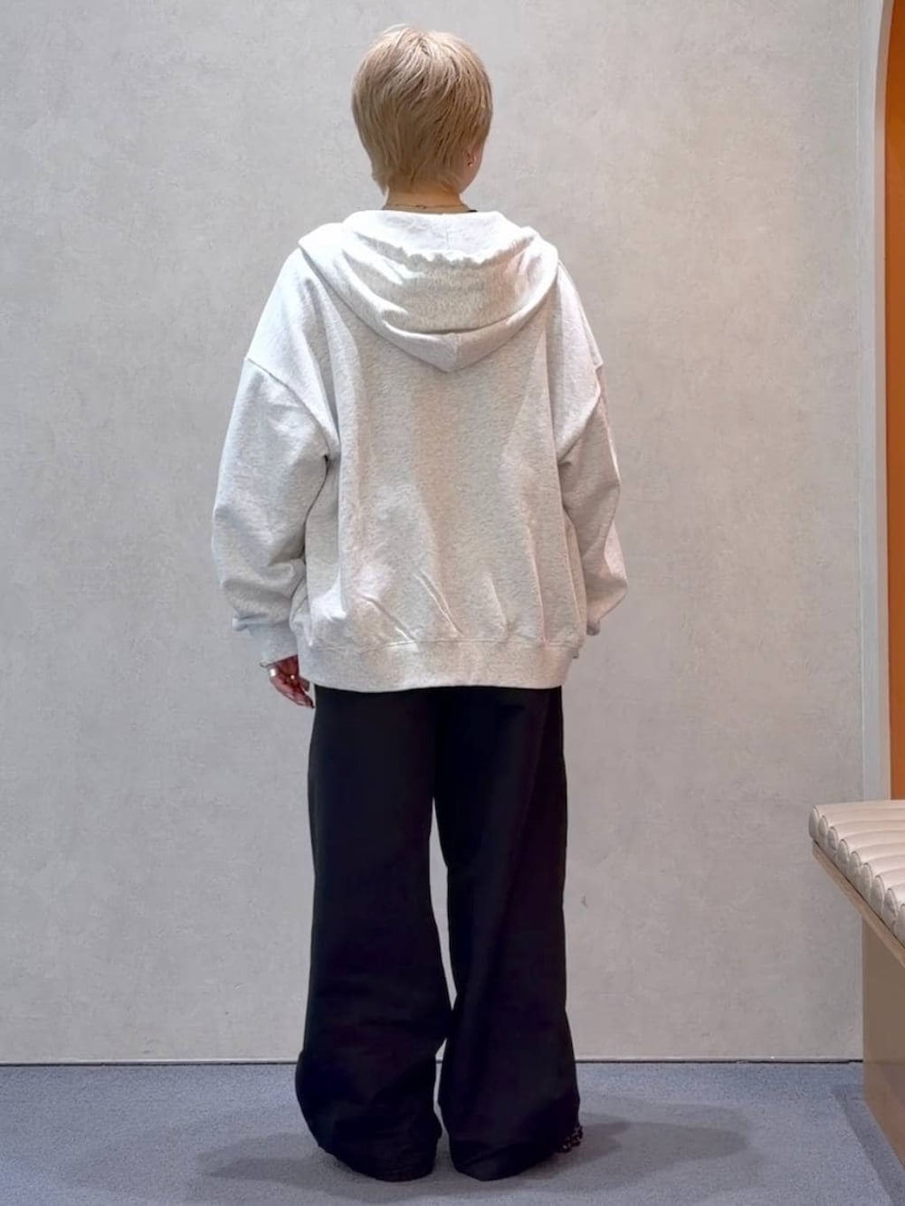 グレー系のパーカー、ブラック系のデニムパンツ、ブラウン系のTシャツ/カットソーを着用したメンズの春コーディネートの3枚目の写真