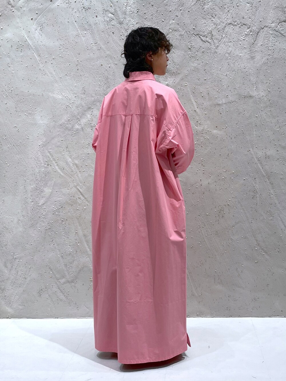 ピンク系のワンピース、グレー系のスカート、ブラック系のローファーを着用したレディースの冬コーディネートの3枚目の写真