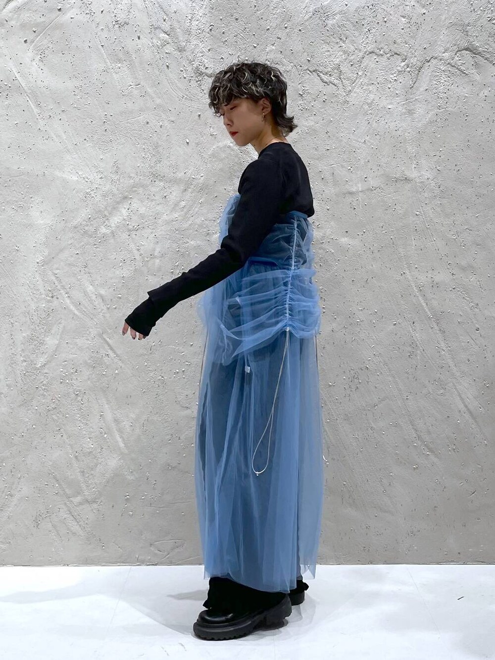 ブラック系のその他シューズ、ブラック系のニット/セーター、ブラック系のその他パンツを着用したレディースの秋コーディネートの2枚目の写真