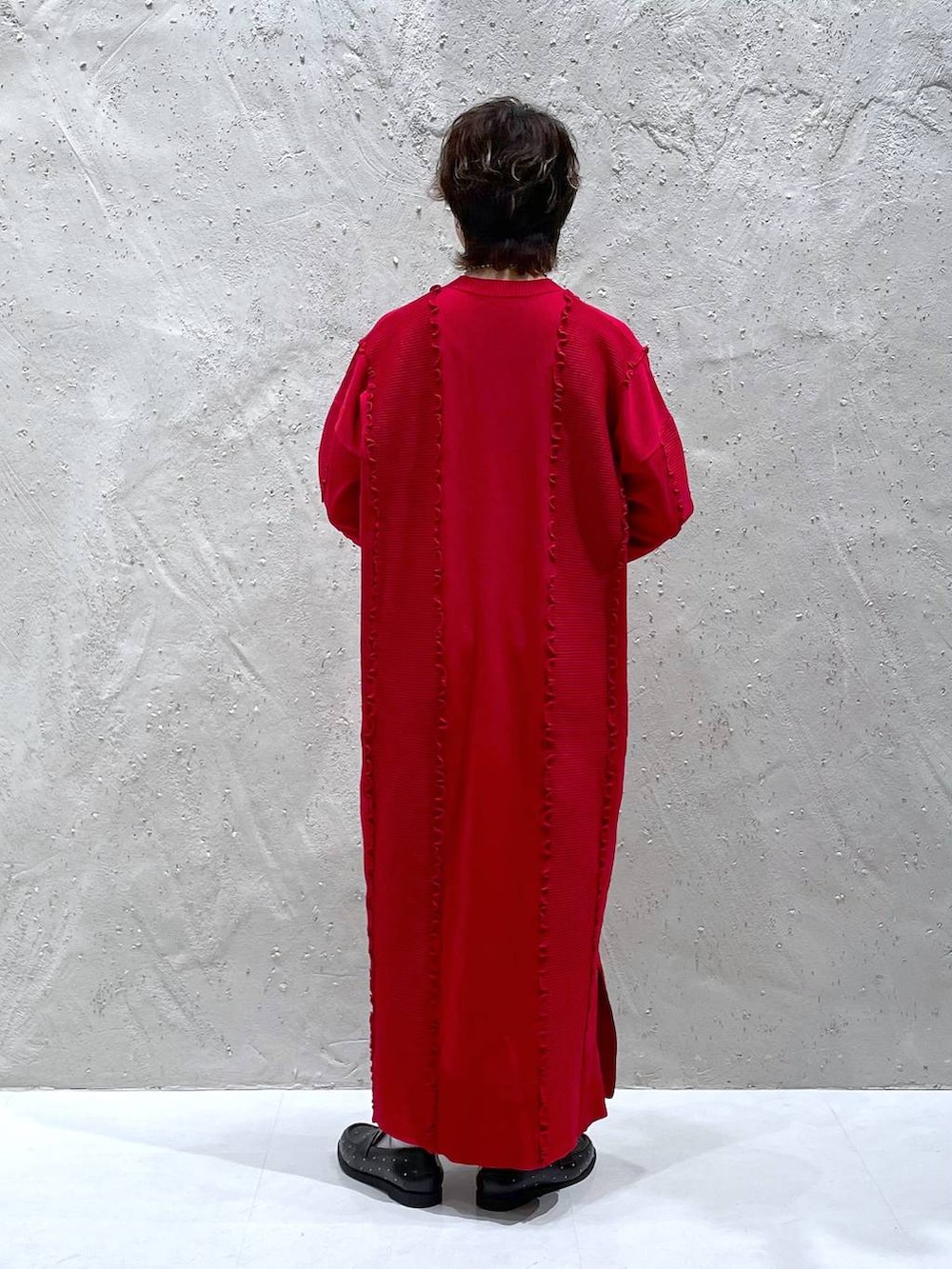 ブラック系のローファー、レッド系のワンピースを着用したレディースの秋コーディネートの3枚目の写真