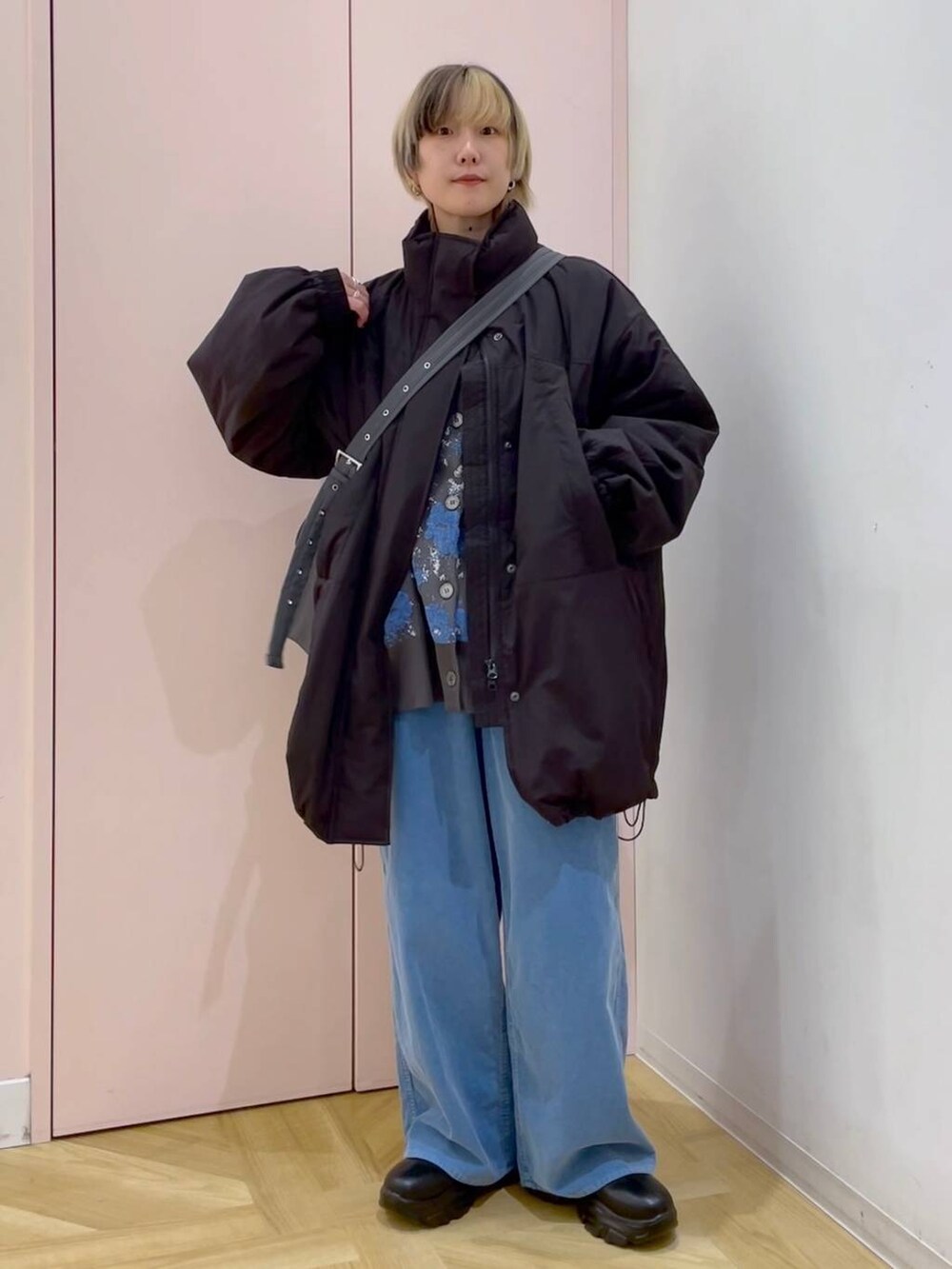 ブラック系のその他アウター、グレー系のショルダーバッグ、ブルー系のカーディガン/ボレロを着用したレディースの冬コーディネートの7枚目の写真