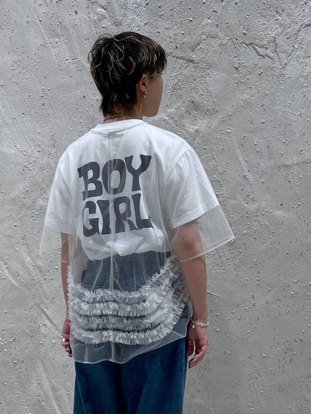 ホワイト系のTシャツ/カットソー、ブルー系のデニムパンツ、ホワイト系のシャツ/ブラウスを着用したレディースの夏コーディネートの7枚目の写真