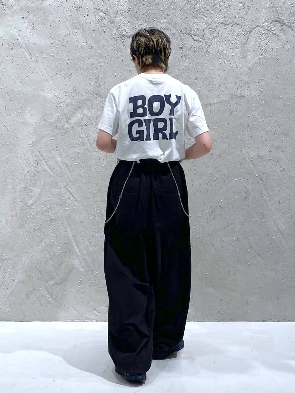 シルバー系のその他トップス、ブラック系のその他パンツ、ホワイト系のTシャツ/カットソーを着用したレディースの夏コーディネートの3枚目の写真