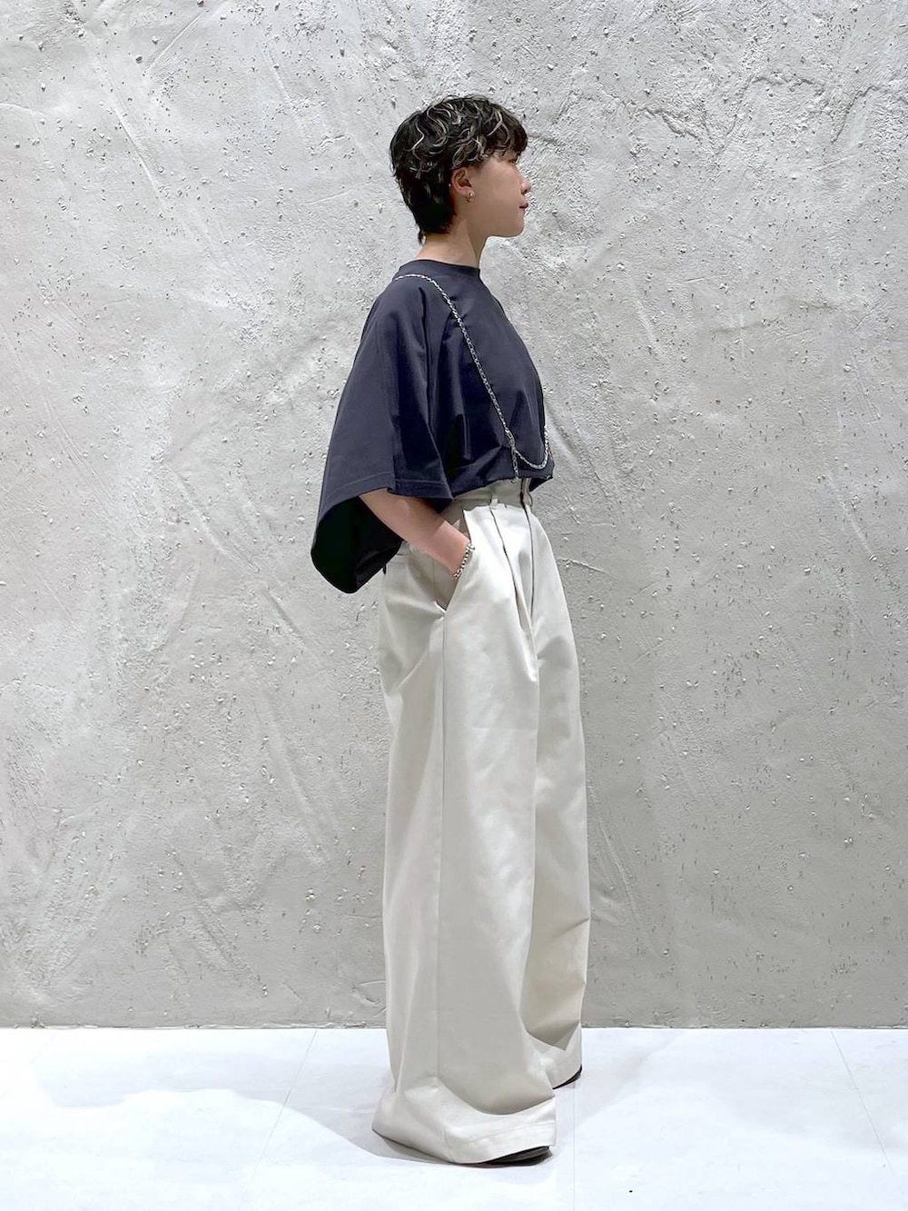 シルバー系のその他トップス、ベージュ系のその他パンツ、グレー系のTシャツ/カットソーを着用したレディースの春コーディネートの4枚目の写真