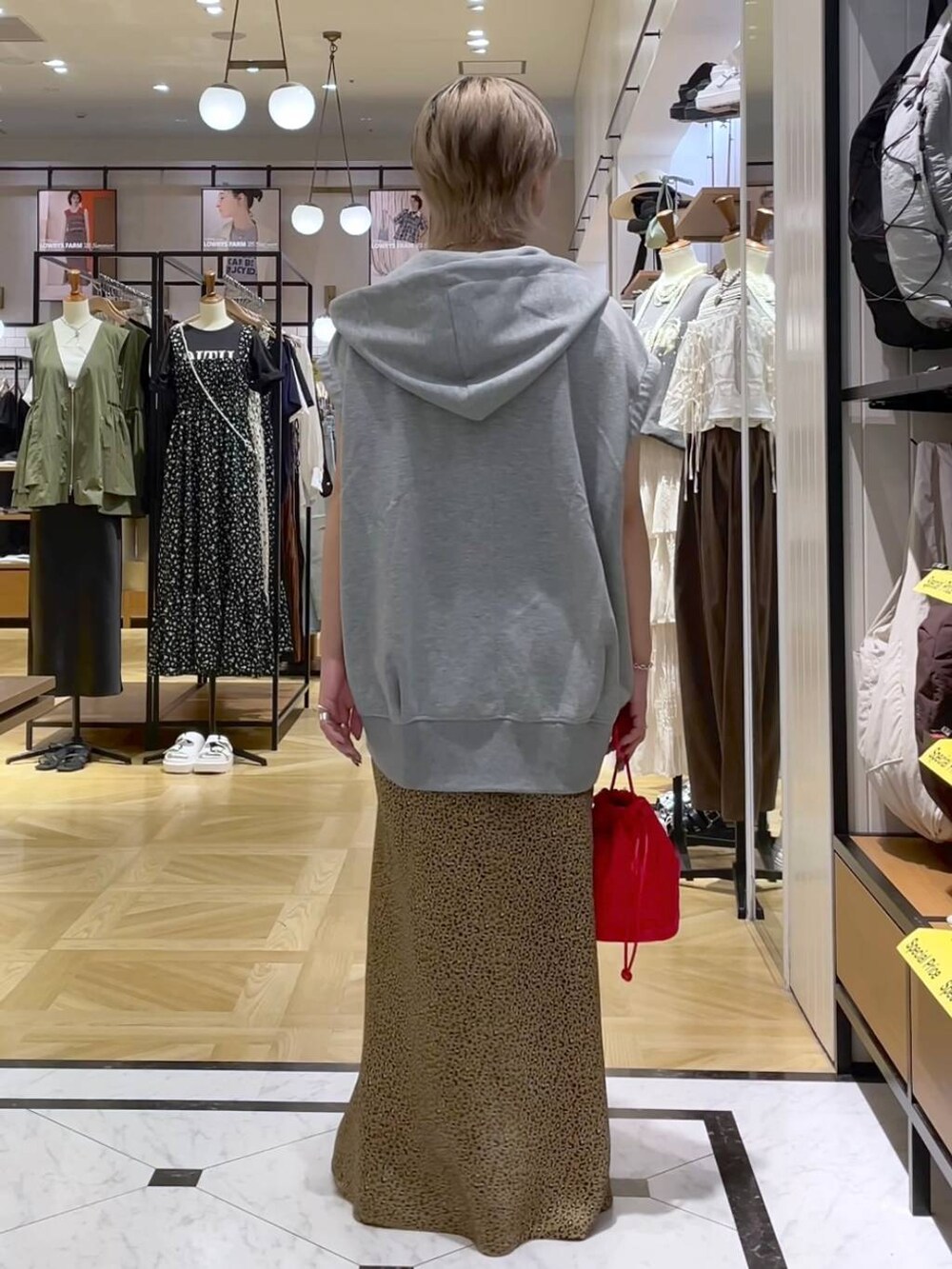 その他のスカート、ブラック系のサンダル、レッド系のショルダーバッグを着用したレディースの夏コーディネートの3枚目の写真