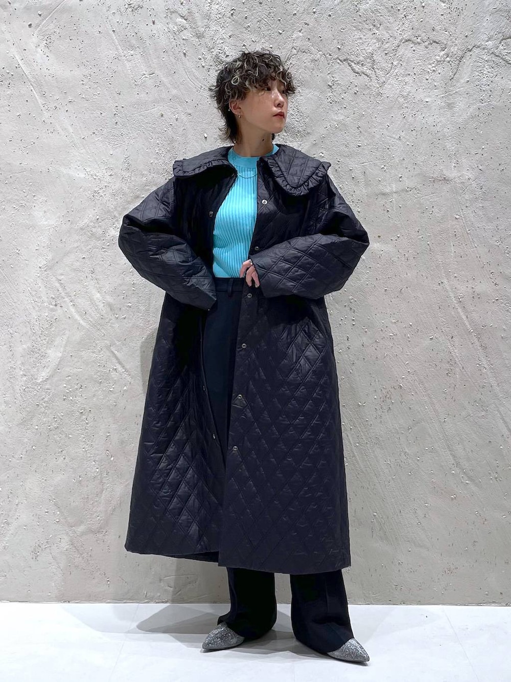 ブルー系のニット/セーター、シルバー系のブーツ、ブルー系のその他パンツを着用したレディースの秋コーディネートの5枚目の写真