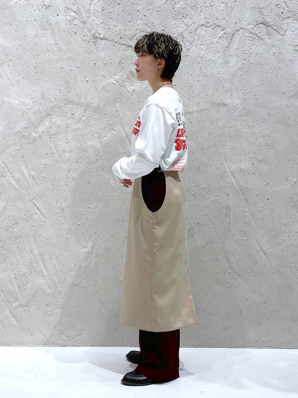 ベージュ系のスカート、ブラウン系のその他パンツ、ホワイト系のTシャツ/カットソーを着用したレディースの春コーディネートの2枚目の写真