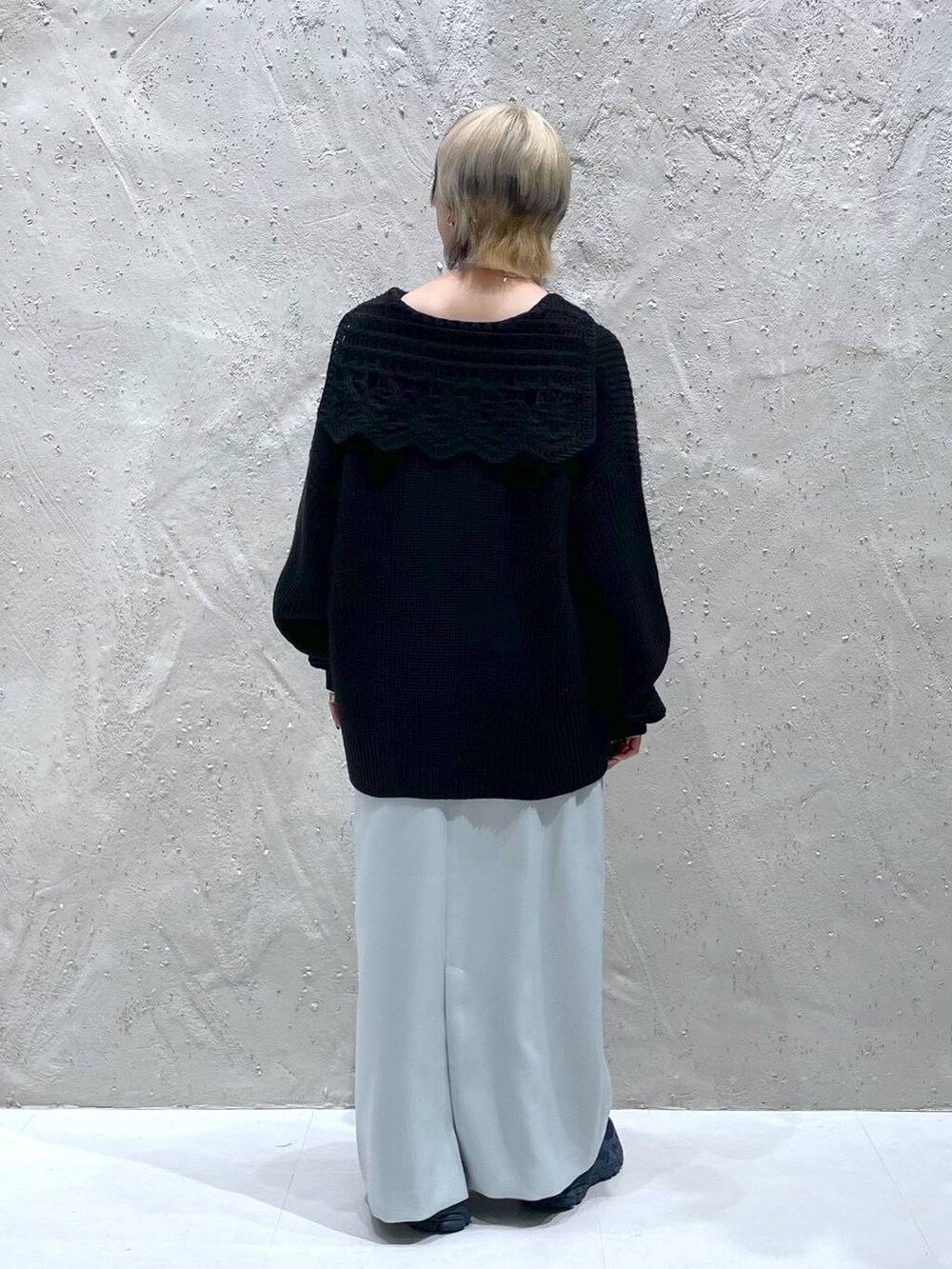 ブルー系のスカート、ブラック系のニット/セーターを着用したレディースの秋コーディネートの3枚目の写真