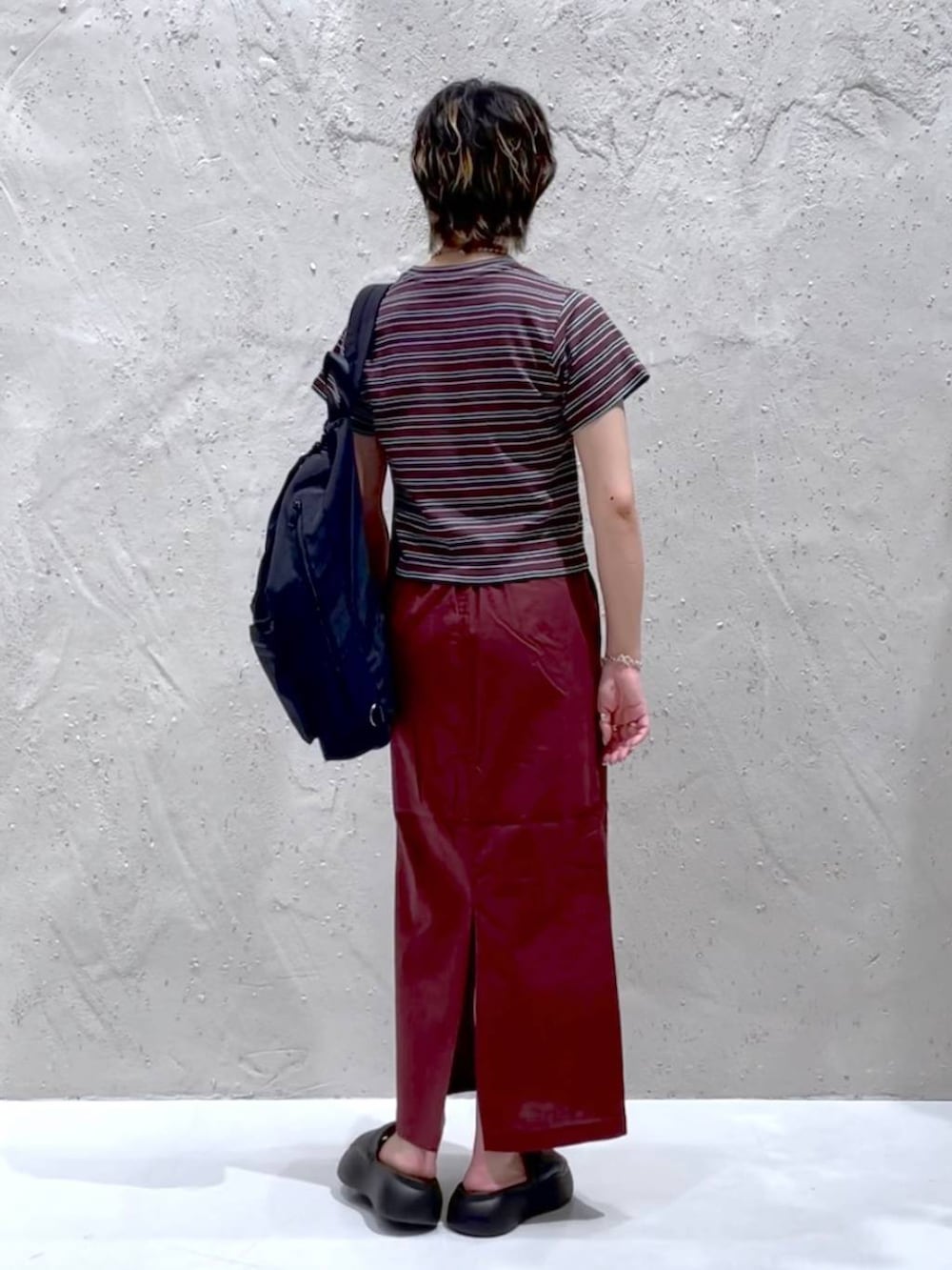 ブラック系のサンダル、ブラウン系のスカート、ブラウン系のTシャツ/カットソーを着用したレディースの夏コーディネートの3枚目の写真