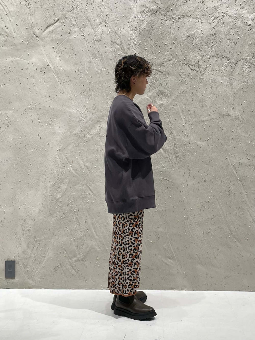 グレー系のスウェット、その他のスカート、ブラウン系のブーツを着用したレディースの秋コーディネートの3枚目の写真