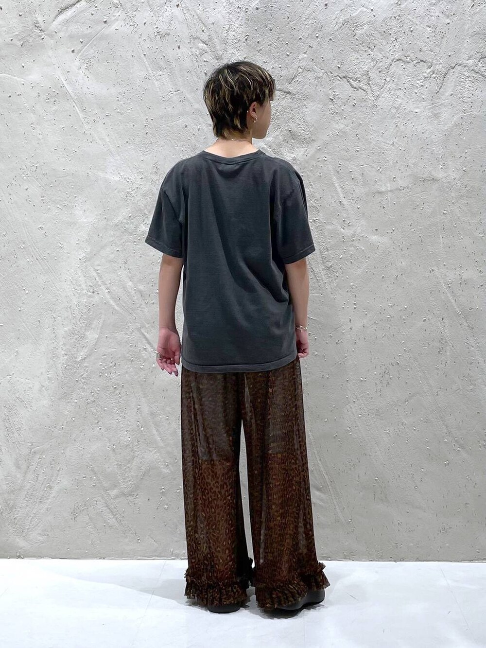 ブラック系のサンダル、その他のその他パンツ、ブラック系のTシャツ/カットソーを着用したレディースの夏コーディネートの3枚目の写真