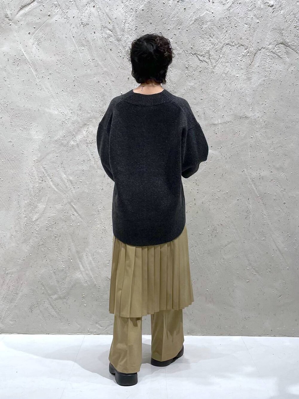 ブラウン系のその他パンツ、ブラック系のブーツ、グレー系のニット/セーターを着用したレディースの冬コーディネートの3枚目の写真