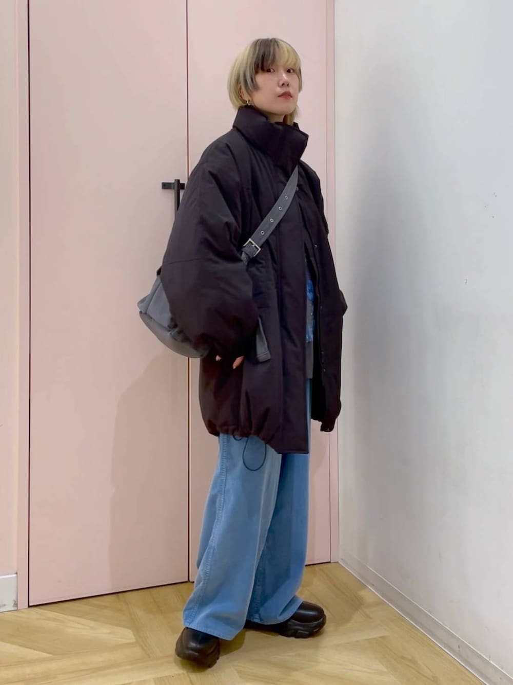 ブラック系のその他アウター、グレー系のショルダーバッグ、ブルー系のカーディガン/ボレロを着用したレディースの冬コーディネートの5枚目の写真