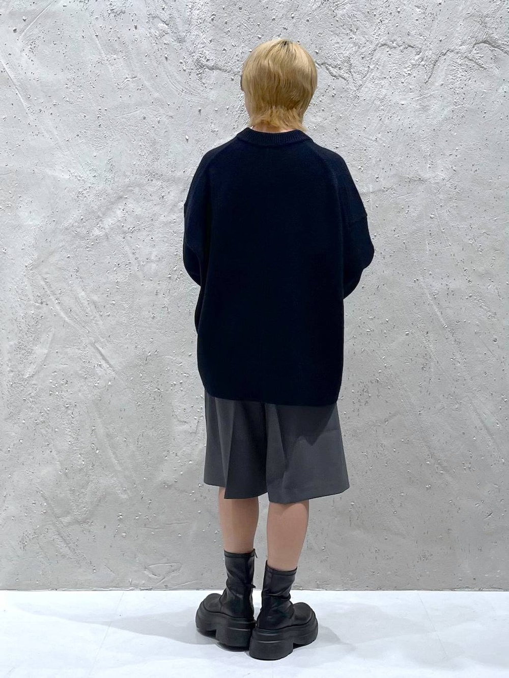 ブルー系のニット/セーター、グレー系のその他パンツを着用したレディースの秋コーディネートの3枚目の写真