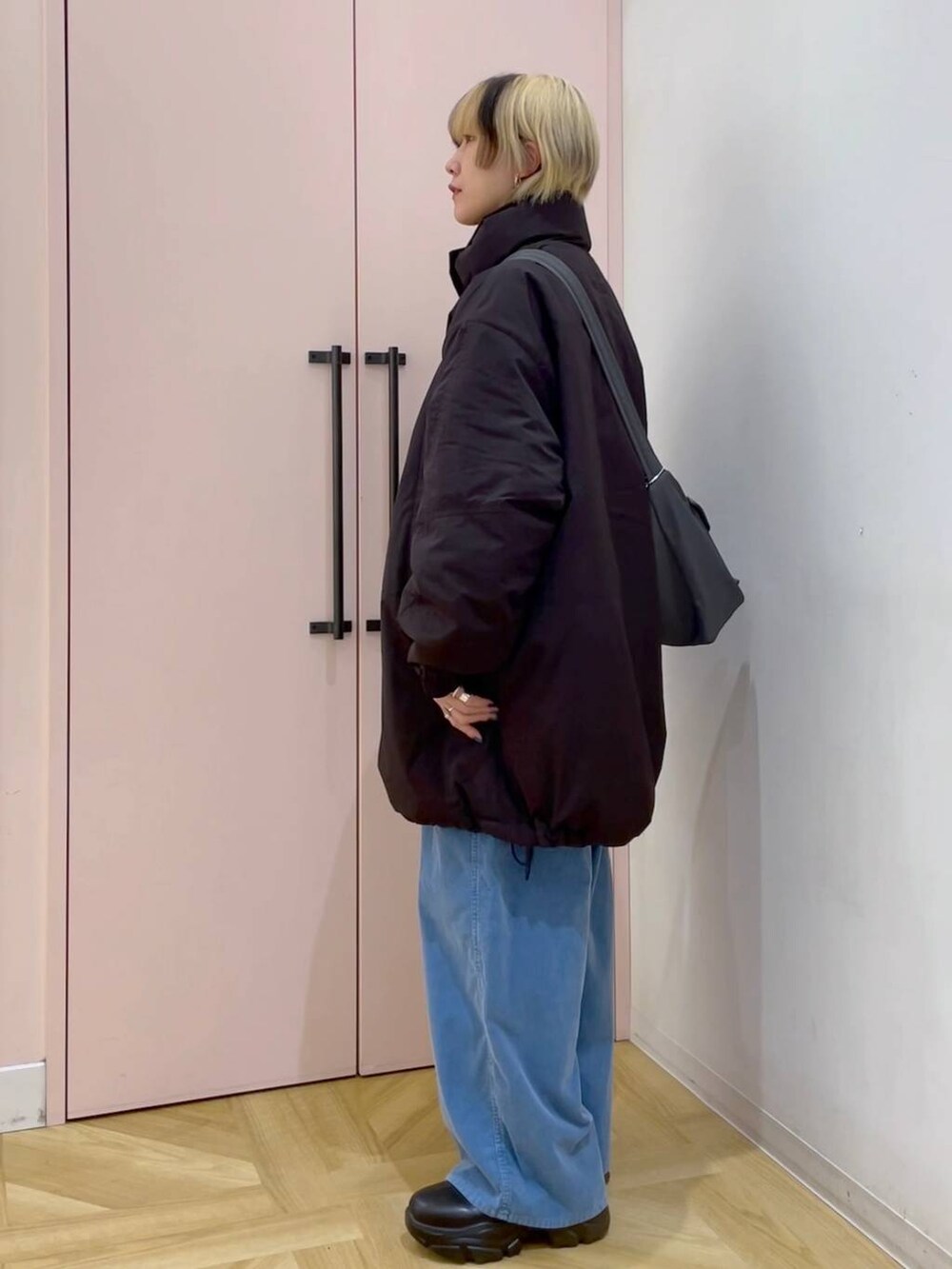 ブラック系のその他アウター、グレー系のショルダーバッグ、ブルー系のカーディガン/ボレロを着用したレディースの冬コーディネートの2枚目の写真