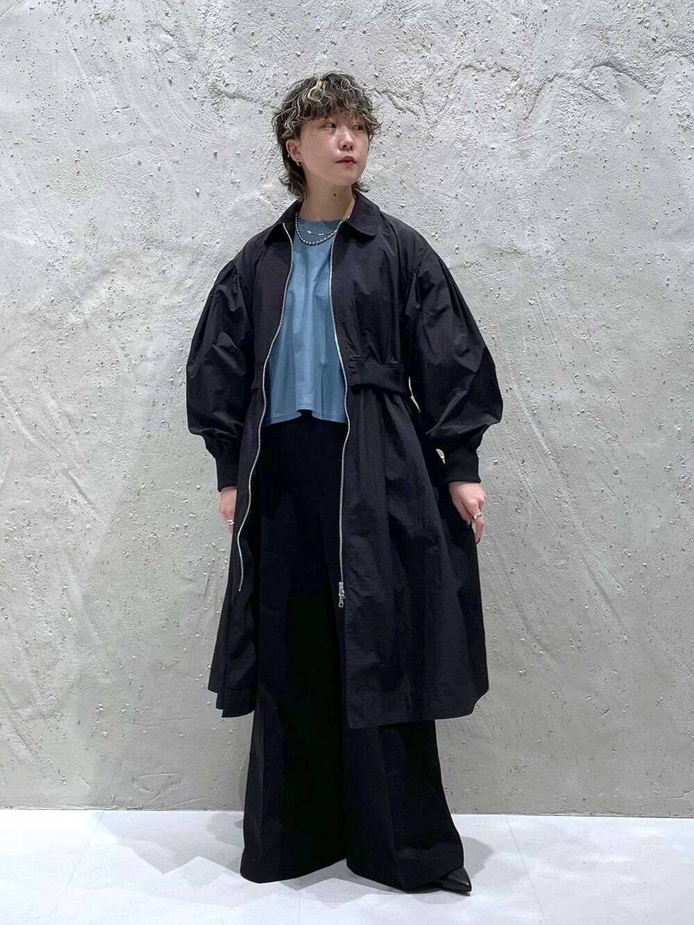 ブラック系のブルゾン、ブラック系のブーツ、ブルー系のTシャツ/カットソーを着用したレディースの冬コーディネートの5枚目の写真