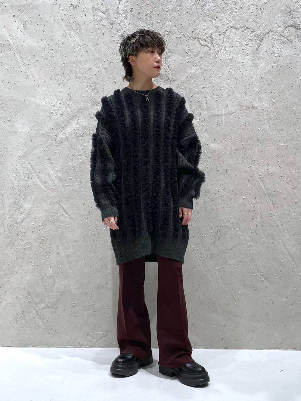 ブラック系のブーツ、ブラウン系のその他パンツ、グレー系のワンピースを着用したレディースの秋コーディネートの5枚目の写真