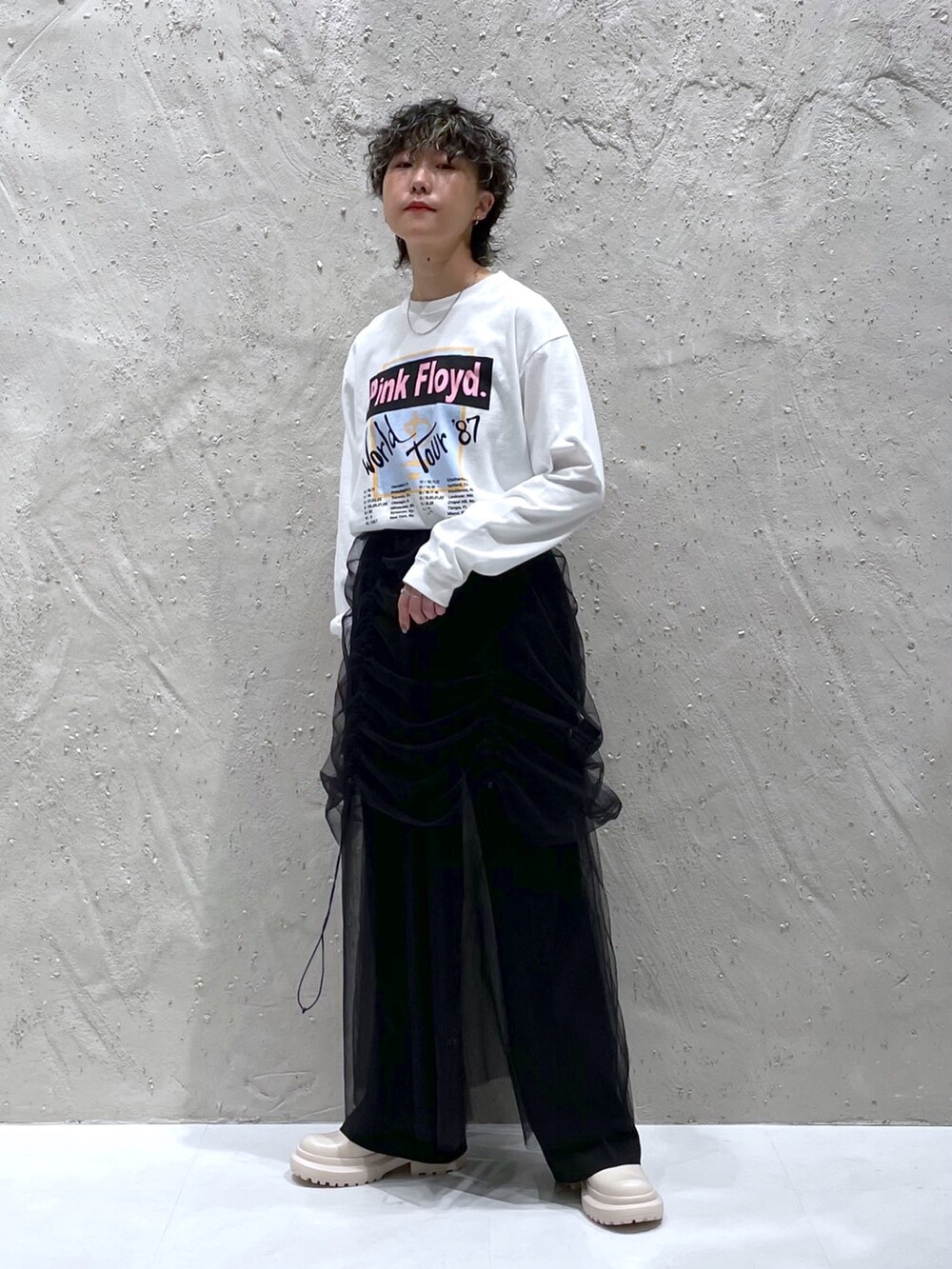 ホワイト系のTシャツ/カットソー、ブラック系のスカート、ブラック系のその他パンツを着用したレディースの秋コーディネートの3枚目の写真