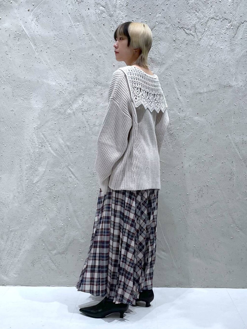 ブラック系のブーツ、その他のスカート、ホワイト系のニット/セーターを着用したレディースの冬コーディネートの5枚目の写真